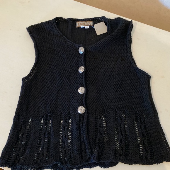 Dalya Knit Vest - Picture 8 of 12